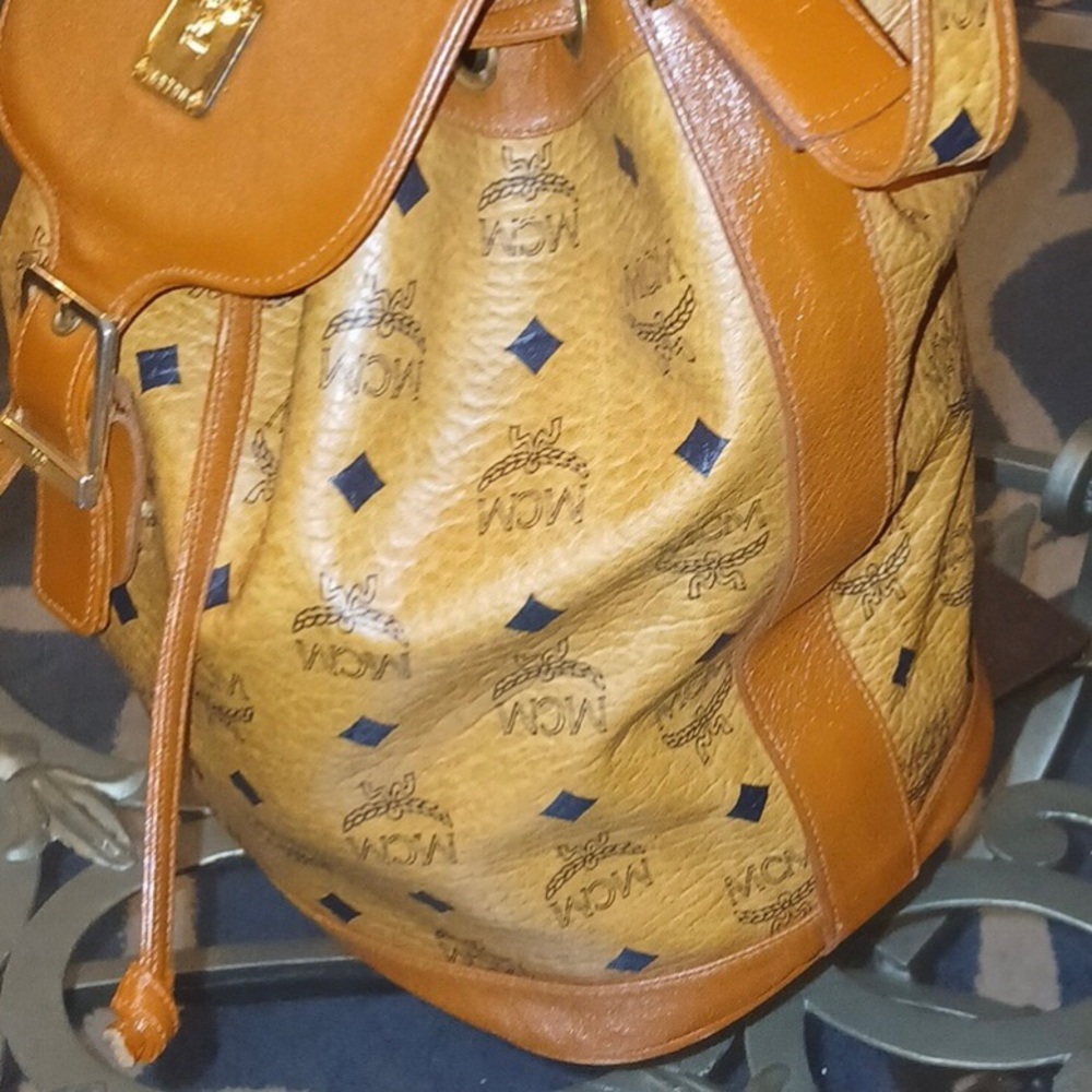 MCM COGNAC VISETOS LEATHER BUCKET BAG - Picture 3 of 12